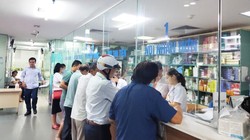 Người dân xếp hàng chờ mua thuốc ở bệnh viện (Ảnh: Minh Thuý) 