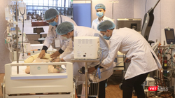 Diễn tập cấp cứu cho người bệnh trong trường hợp khẩn cấp (Ảnh: Minh Thuý) 