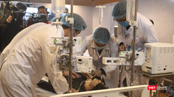 Các bác sĩ diễn tập cấp cứu cho bệnh nhân (Ảnh - Minh Thuý) 
