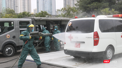 Nhân viên y tế diễn tập phun khử khuẩn (Ảnh - Minh Thuý) 