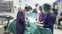 Các bác sĩ phẫu thuật loại bỏ vùng bị hoại tử ở dương vật cho bệnh nhân (Ảnh: BVCC) 