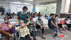 Người dân ngồi chờ khám bệnh tại cơ sở y tế