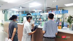 Người dân lấy thuốc tại bệnh viện (Ảnh - Minh Thuý) 