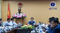 Phó Thủ tướng Vũ Đức Đam cùng Bột trưởng Bộ Y tế tổ chức họp khẩn ngay trong đêm (Ảnh: Mạnh Cường) 