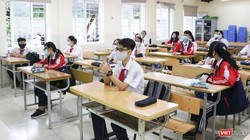 Học sinh đeo khẩu trang, ngồi giãn cách trong lớp học (Ảnh - Minh Thuý) 