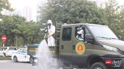 Nhân viên y tế phun khử khuẩn (Ảnh - Minh Thuý) 