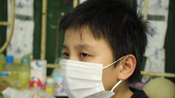 Đôi mắt biết nói của 1 chiến binh nhí đang cách ly ở trường vì COVID-19 (Ảnh: BYT)