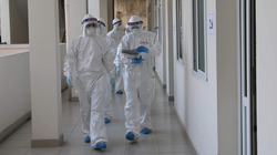 Các bác sĩ ở Bệnh viện Dã chiến số 2 Hải Dương (Ảnh - Kim Dung – Trung Sơn)