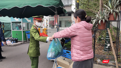 Người dân gửi đồ ăn cho người thân ở bên trong khu chung cư bị phong toả (Ảnh - Minh Thuý) 