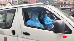 Nhân viên y tế đưa bệnh nhân đi cấp cứu (Ảnh - Minh Thuý) 