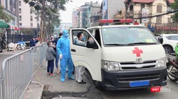 Xe cấp cứu dừng trước cổng chung cư Garden Hill (Ảnh: Minh Thuý) 