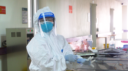 Điều dưỡng làm việc trong khu cách ly (Ảnh - BYT) 