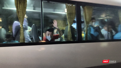 Một em học sinh vẫy tay vui mừng khi hết cách ly về nhà ăn Tết (Ảnh - Minh Thuý) 