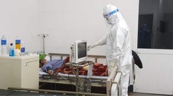 Bác sĩ chăm sóc cho bệnh nhân COVID-19 (Ảnh - BYT) 