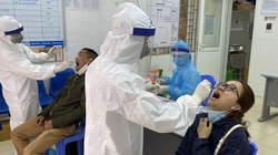 Nhân viên y tế lấy mẫu xét nghiệm COVID-19 cho người dân (Ảnh - SYT) 