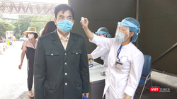 Nhân viên y tế đo nhiệt độ cho người dân trước khi vào bệnh viện (Ảnh - Minh Thuý) 