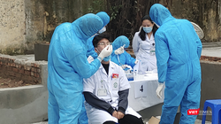 Nhân viên y tế lấy mẫu xét nghiệm COVID-19 (Ảnh - BYT) 