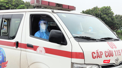 Xe cấp cứu chở bệnh nhân COVID-19 đi cách ly, điều trị (Ảnh - Minh Thuý) 