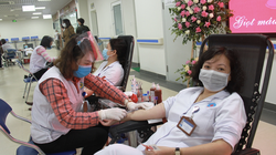 Bác sĩ ở Bệnh viện Hữu Nghị hiến máu tình nguyện (Ảnh - BVCC) 