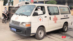 Xe cấp cứu đi ra từ bệnh viện (Ảnh - Minh Thuý) 