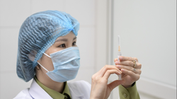 Nhân viên y tế chuẩn bị tiêm thử nghiệm vaccine phòng COVID-19 (Ảnh - Hoàng Anh)