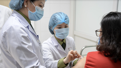 Tiêm vaccine phòng COVID-19 cho tình nguyện viên (Ảnh - Hoàng Anh) 