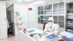 Nhân viên y tế làm việc trong phòng xét nghiệm (Ảnh - Minh Thuý) 