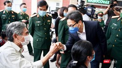 Phó Thủ tướng Vũ Đức Đam động viên, thăm hỏi tình nguyện viên tiêm thử nghiệm vaccine phòng COVID-19 (Ảnh - Hoàng Anh) 