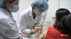 Tình nguyện viên được tiêm thử nghiệm vaccine phòng COVID-19 Nanocovax (Ảnh - Minh Thuý)