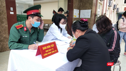 Người dân khai báo y tế, khám sàng lọc (Ảnh - Minh Thuý) 