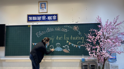 Cô giáo viết bảng chào đón học sinh quay trở lại trường (Ảnh - Phòng GD&ĐT quận Ba Đình) 