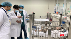 Bác sĩ xem xét, kiểm tra tình trạng sức khoẻ bé H. (Ảnh - BV) 