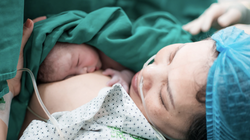 Giọt nước mắt hạnh phúc của chị H. khi ôm con trong tay (Ảnh - BVCC)