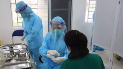 Nhân viên y tế thăm hỏi tình hình sức khoẻ của tình nguyện viên chuẩn bị tiêm vaccine (Ảnh - Tuấn Dũng) 