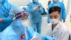 Nhân viên y tế kiểm tra hồ sơ chuẩn bị tiêm vaccine phòng COVID-19 (Ảnh - Tuấn Dũng) 