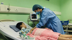 Bác sĩ kiểm tra sức khoẻ cho bé (Ảnh - BVCC) 