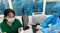 Nhân viên y tế kiểm tra hồ sơ, chuẩn bị tiêm vacicne phòng COVID-19 (Ảnh - Tuấn Dũng) 