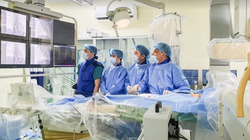 Các bác sĩ phẫu thuật cho bệnh nhi ngay trong đêm (Ảnh - BVCC) 