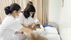 Các bác sĩ chăm sóc vết thương cho bé (Ảnh - BVCC) 