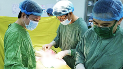 Các bác sĩ phẫu thuật loại bỏ silicon cho bệnh nhân (Ảnh - BVCC) 
