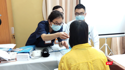 Nhân viên y tế kiểm tra sức khoẻ cho tình nguyện viên sau tiêm vaccine phòng COVID-19 COVIVAC (Ảnh - Minh Thuý) 