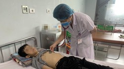 Bác sĩ khám cho bệnh nhi bị suy gan cấp (Ảnh - BVCC) 