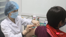 Tình nguyện viên tiêm thử nghiệm vaccine phòng COVID-19 Nanocovax (Ảnh - Minh Thuý) 