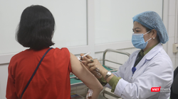 Nhân viên y tế tiêm vaccine phòng COVID-19 cho tình nguyện viên (Ảnh - Minh Thuý) 