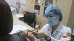 Nhân viên y tế tiêm vaccine phòng COVID-19 cho người dân (Ảnh - Minh Thuý) 