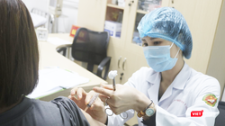 Nhân viên y tế tiêm thử nghiệm vaccine phòng COVID-19 NanoCovax cho tình nguyện viên ở Học viện Quân Y (Ảnh - Minh Thuý) 