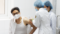 Phó Thủ tướng Vũ Đức Đam tiêm thử nghiệm vaccine phòng COVID-19 Nanocovax (Ảnh - Minh Khôi) 