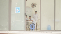 Bác sĩ làm việc ở Bệnh viện Tâm thần Trung ương I (Ảnh - Minh Nhân) 