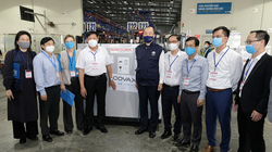 Thứ trưởng Bộ Y tế Đỗ Xuân Tuyên đã trực tiếp đến sân bay Nội Bài đón nhận lô vaccine phòng COVID-19 của AstraZeneca (Ảnh - Trần Minh) 