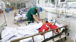 Bác sĩ khám bệnh cho bệnh nhân bị ngộ độc methanol (Ảnh - BVCC) 